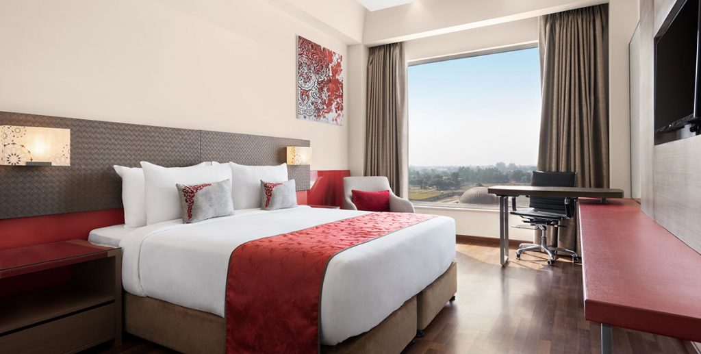 Ramada-Lucknow-Deluxe-Queensize-Guestroom-